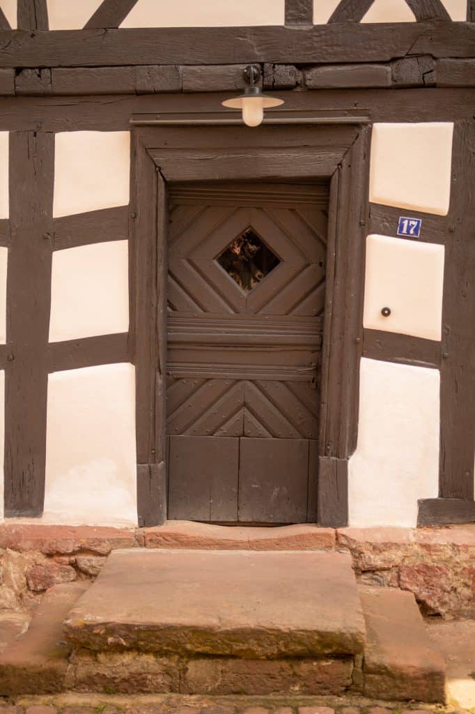 Mehrere hundert Jahre alte Tür im Wehrmannhaus von außen.